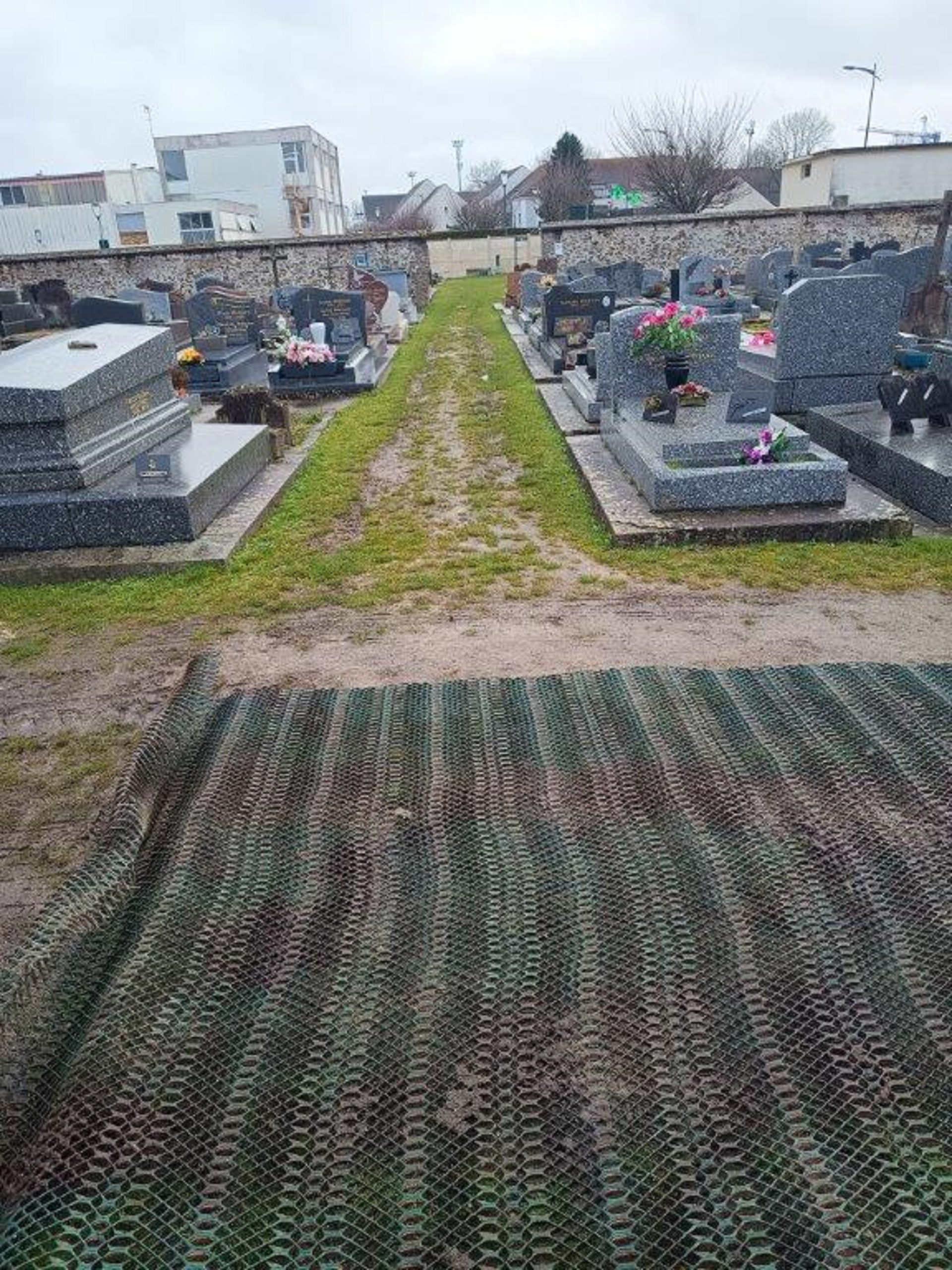 Les allées de notre ancien cimetière